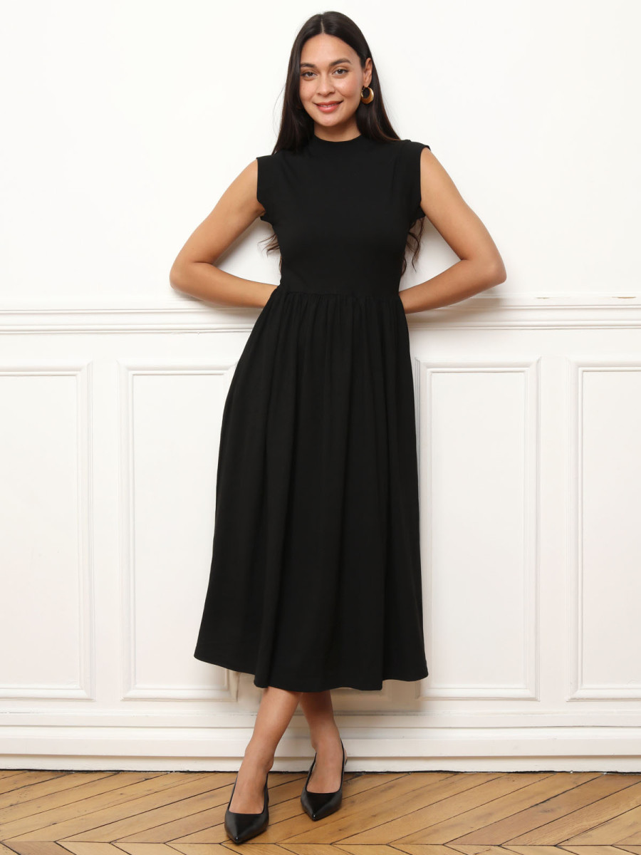 Robe noire mi-longue évasée