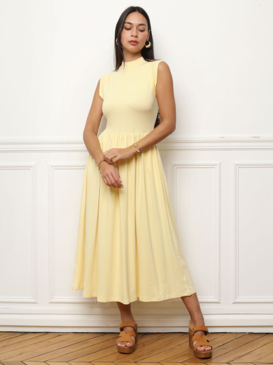 Robe jaune pâle mi-longue évasée