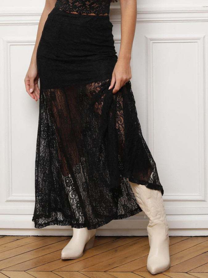 Jupe longue et évasée en dentelle noire