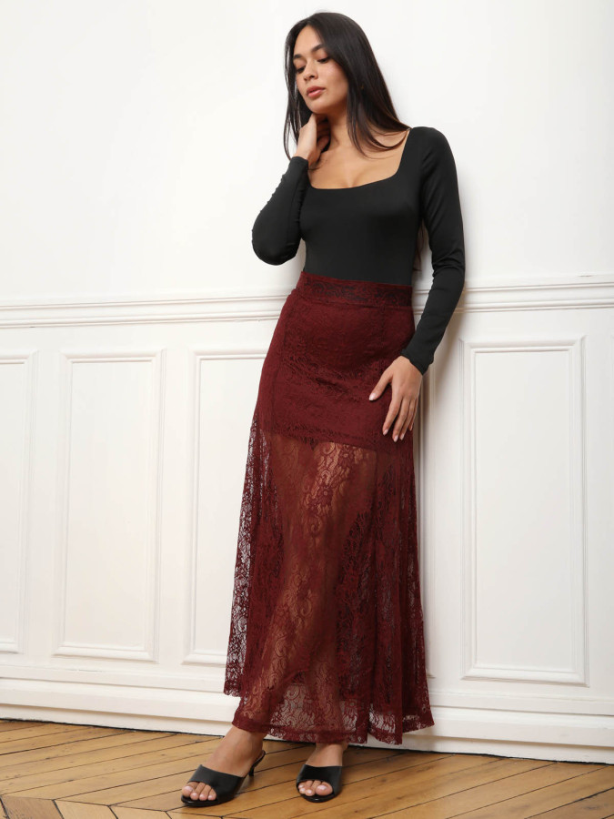 Jupe longue et évasée en dentelle bordeaux