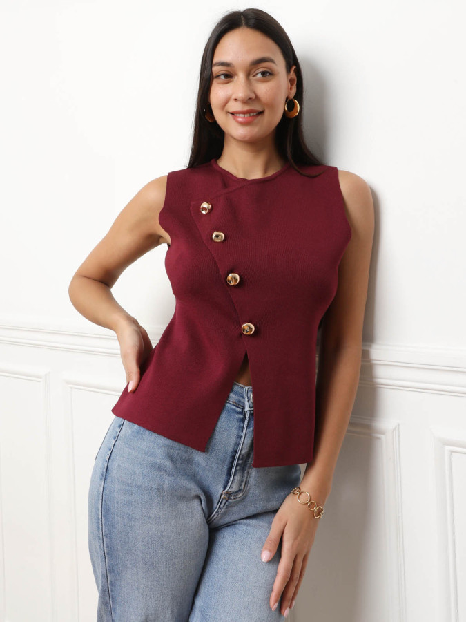 Top bordeaux en maille à boutons dorés
