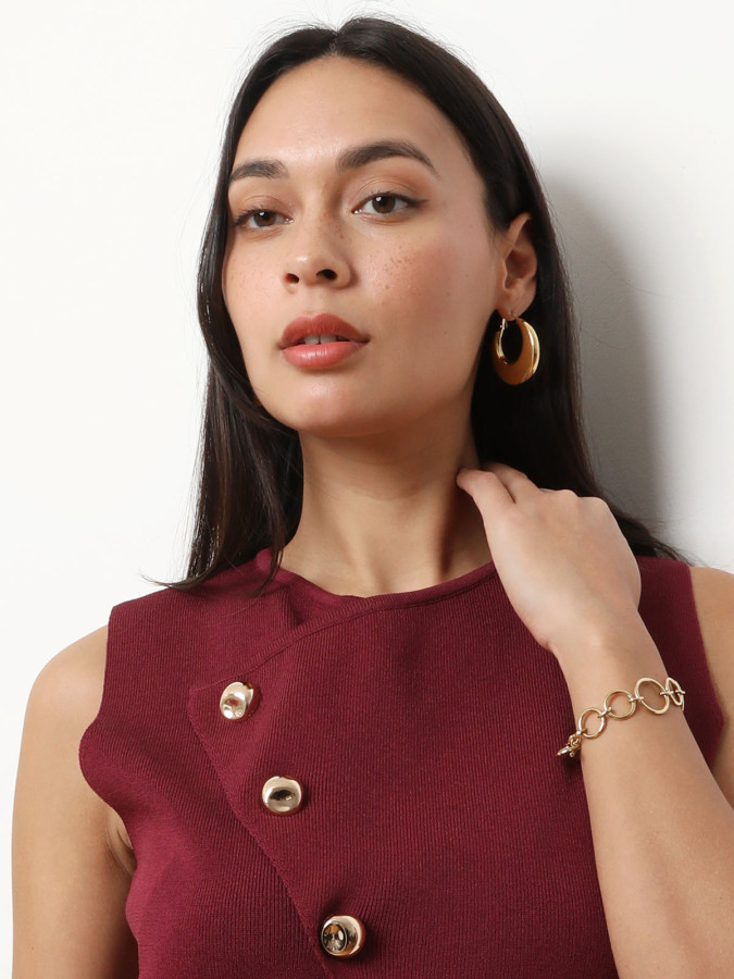 Top bordeaux en maille à boutons dorés