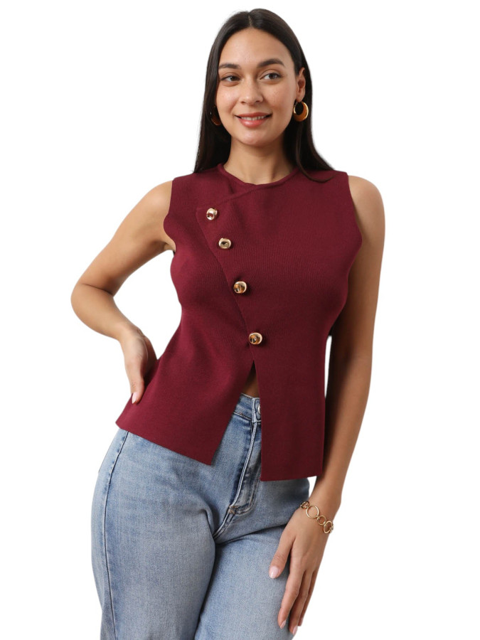 Top bordeaux en maille à boutons dorés