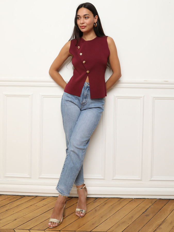 Top bordeaux en maille à boutons dorés