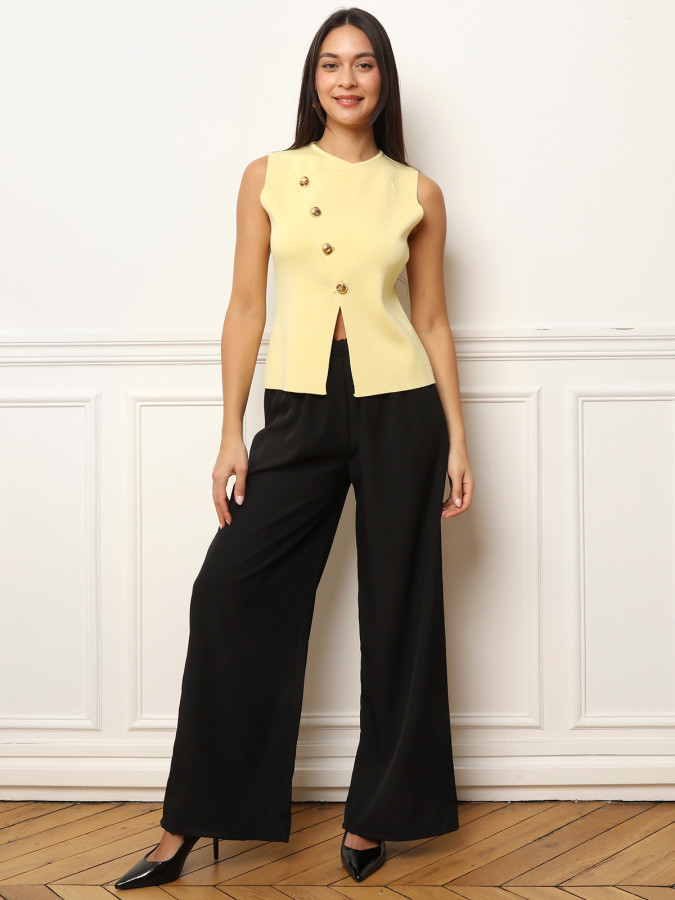 Top jaune en maille à boutons dorés