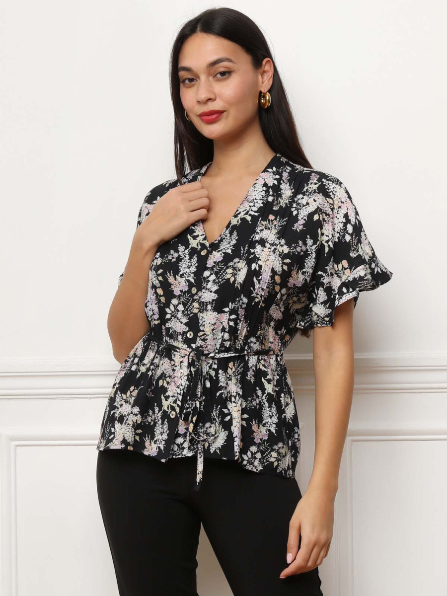 Chemisier fleuri noir ceinturé à manches volantées