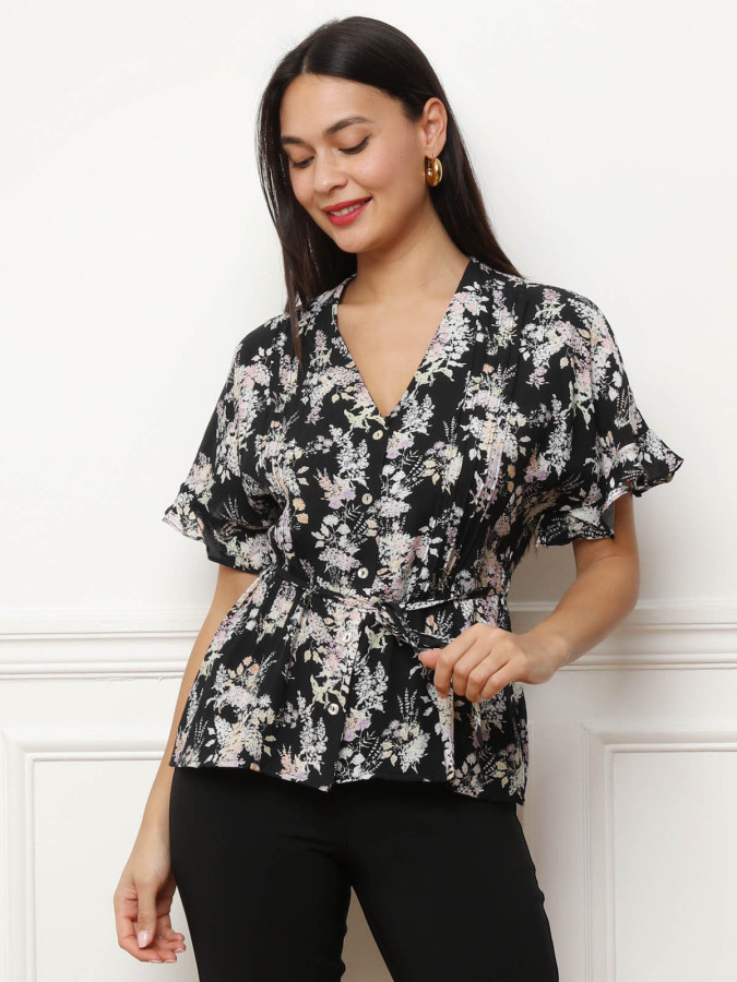 Chemisier fleuri noir ceinturé à manches volantées