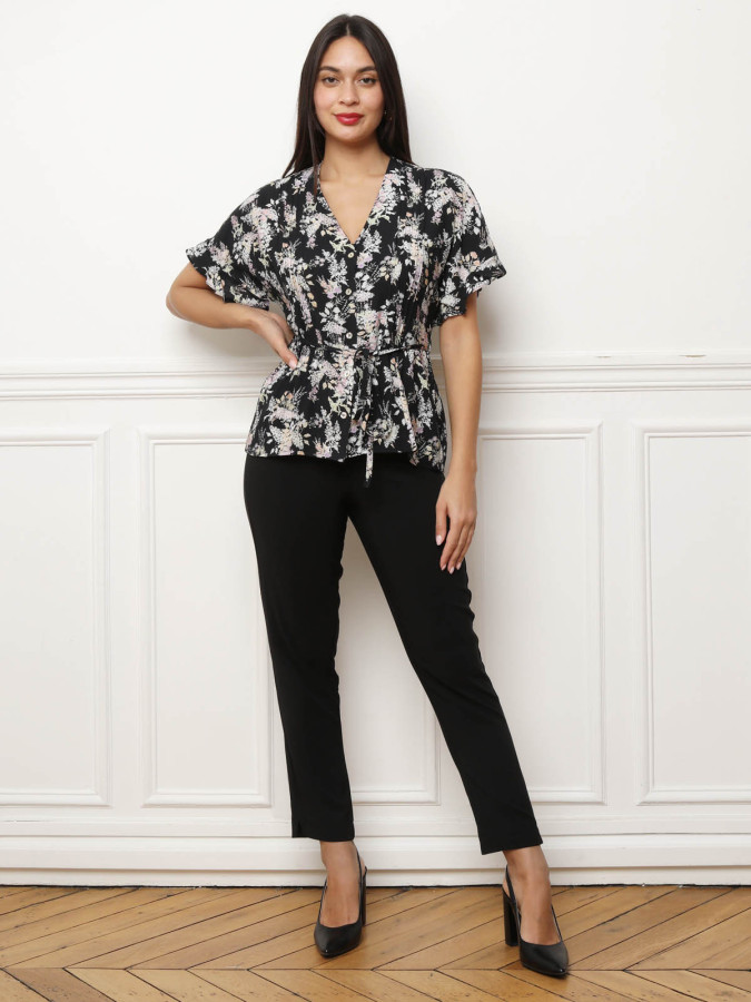 Chemisier fleuri noir ceinturé à manches volantées