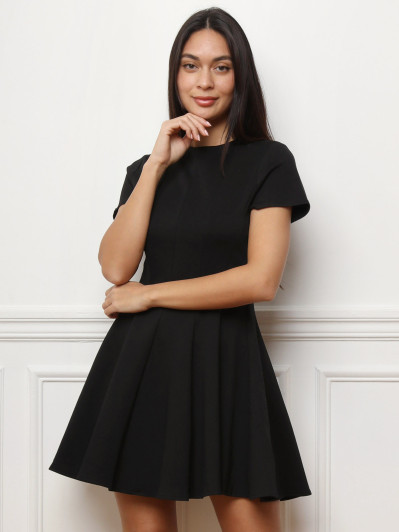 Robe patineuse noire plissée à manches courtes