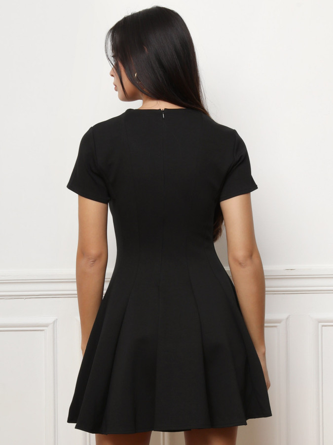 Robe patineuse noire plissée à manches courtes