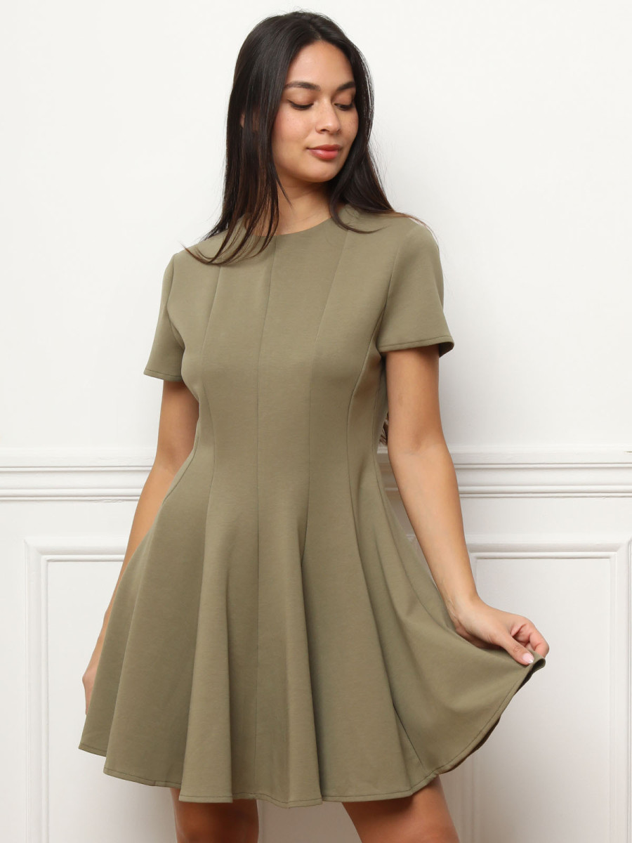 Robe patineuse kaki plissée à manches courtes