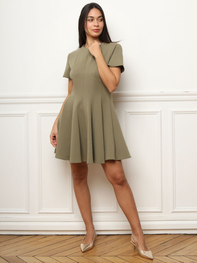 Robe patineuse kaki plissée à manches courtes