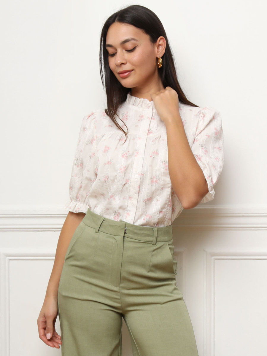 Chemisier fleuri blanc et rose à manches bouffantes