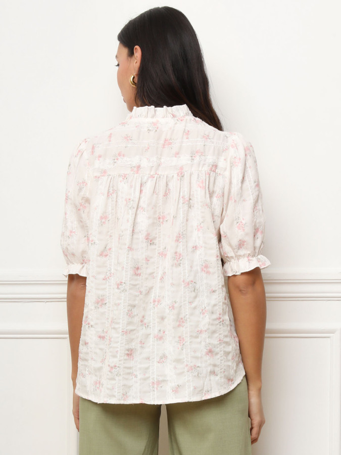Chemisier fleuri blanc et rose à manches bouffantes