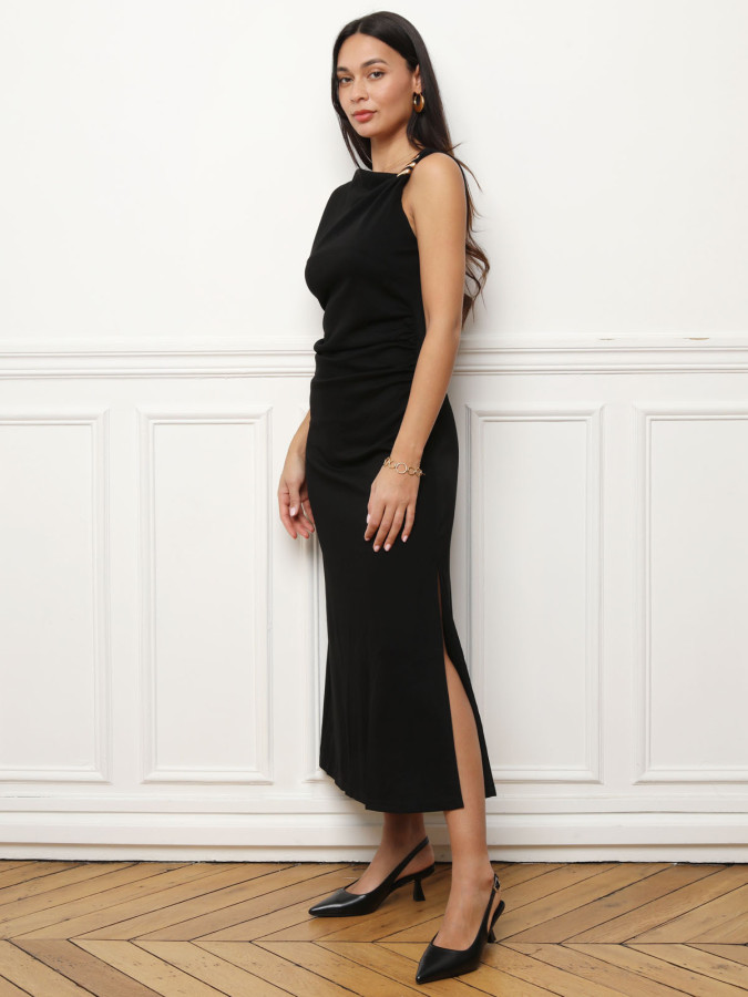 Robe noire mi-longue asymétrique à fente