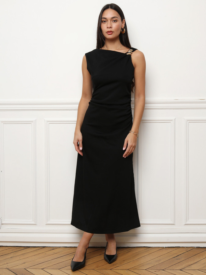 Robe noire mi-longue asymétrique à fente