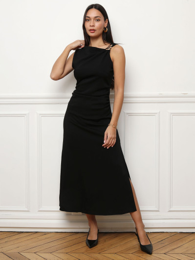 Robe noire mi-longue asymétrique à fente