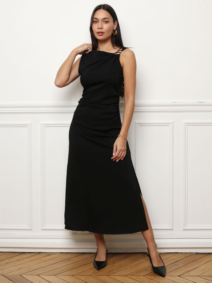 Robe noire mi-longue asymétrique à fente