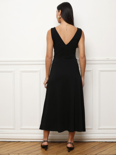 Robe noire mi-longue asymétrique à fente