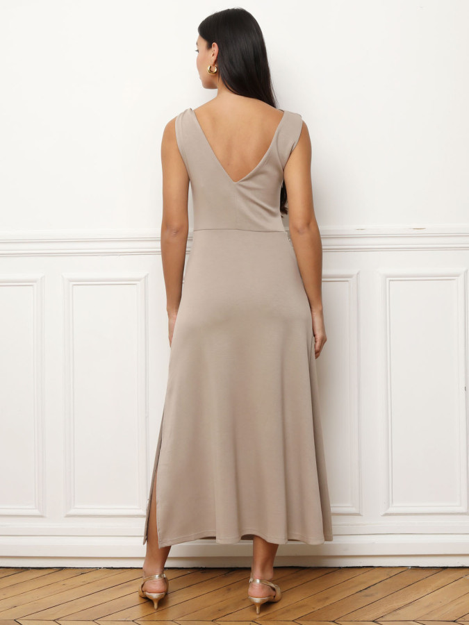 Robe taupe mi-longue asymétrique à fente