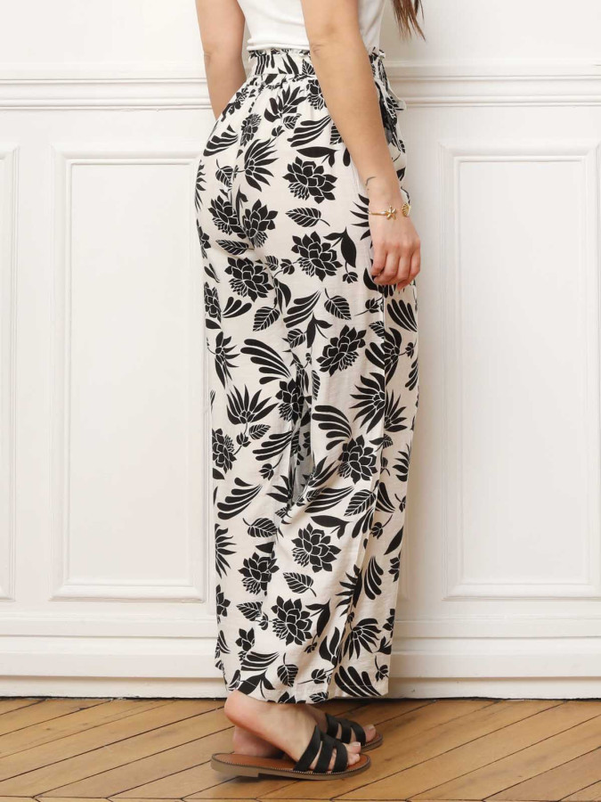Pantalon ceinturé noir à motifs floraux