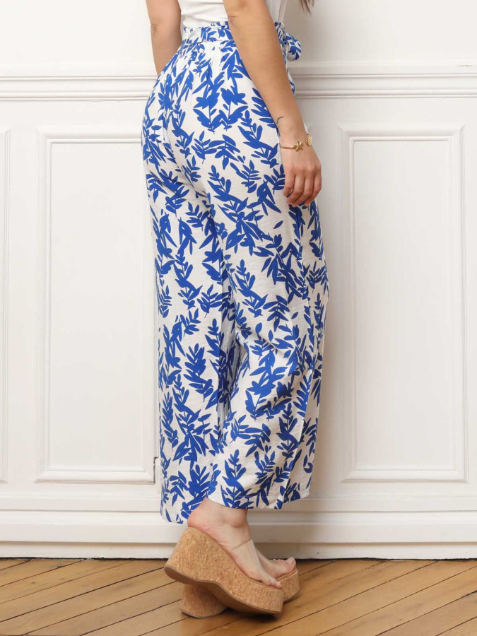 Pantalon ceinturé bleu à motifs feuilles