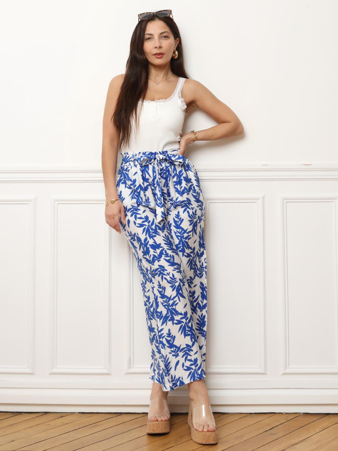 Pantalon ceinturé bleu à motifs feuilles