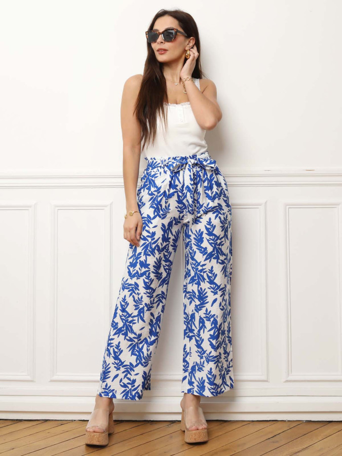 Pantalon ceinturé bleu à motifs feuilles