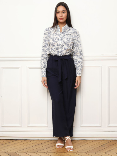 Chemise blanche à motifs fleurs romantiques