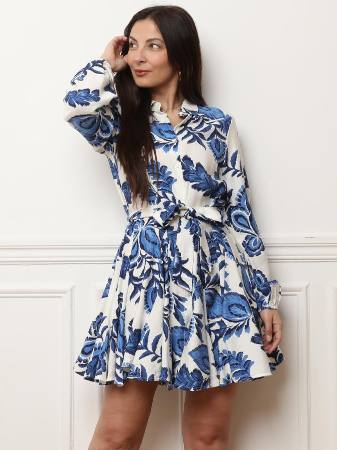 Robe chemise bleue à volants et motifs feuilles