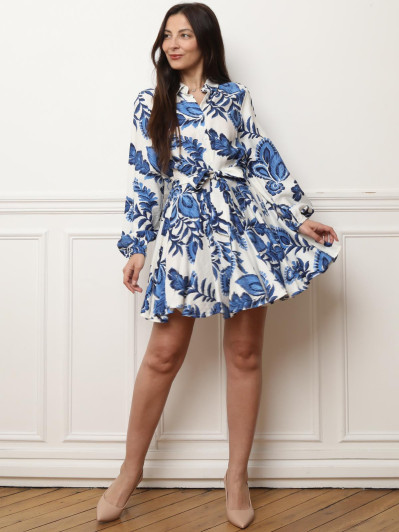 Robe chemise bleue à volants et motifs feuilles