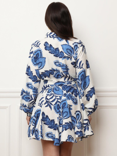 Robe chemise bleue à volants et motifs feuilles