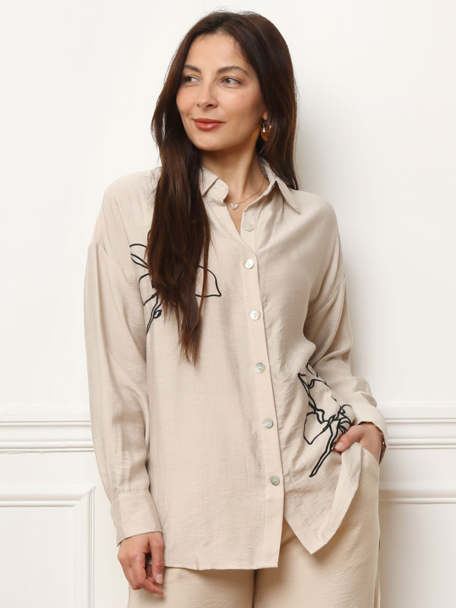 Chemise fluide beige à fleurs brodées