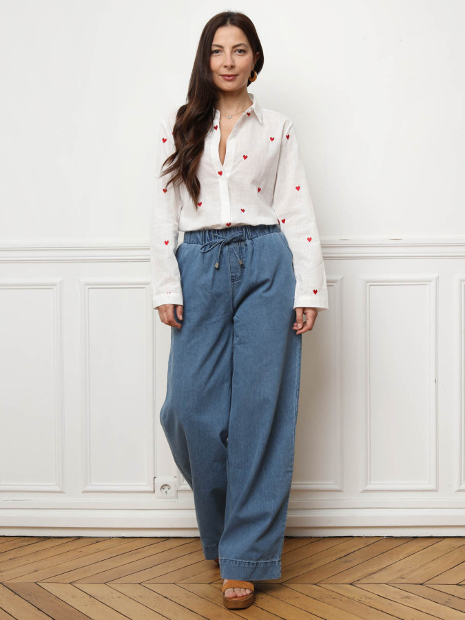 Chemise texturée à petits cœurs brodés rouges