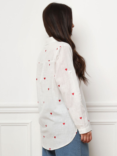 Chemise texturée à petits cœurs brodés rouges