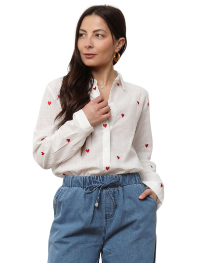 Chemise texturée à petits cœurs brodés rouges