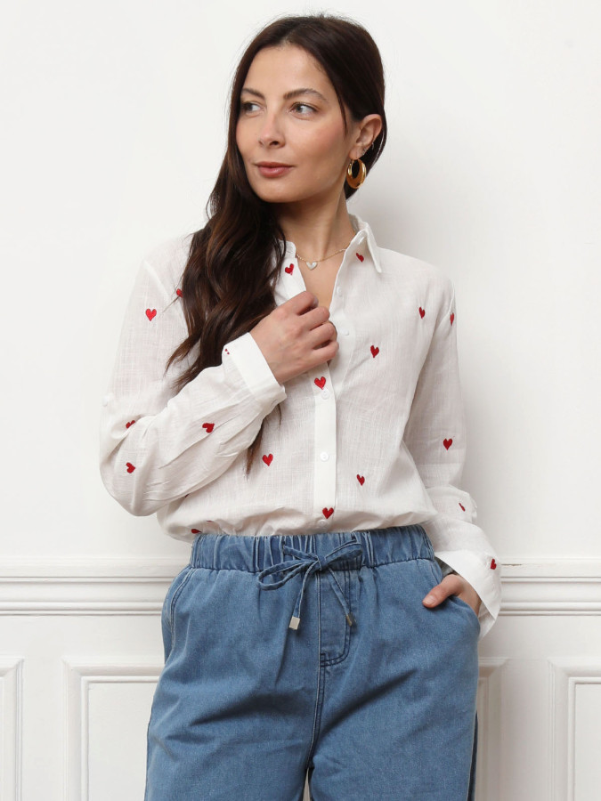 Chemise texturée à petits cœurs brodés rouges