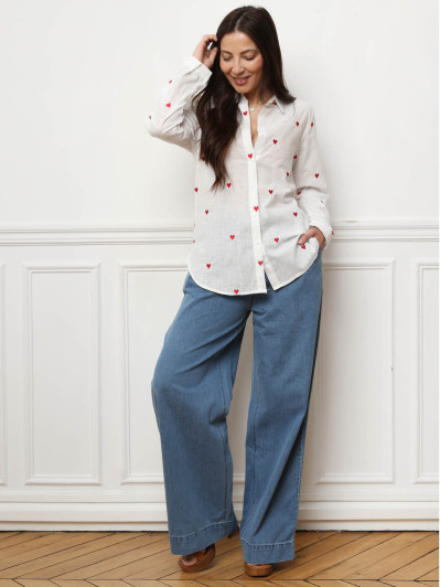 Chemise texturée à petits cœurs brodés rouges
