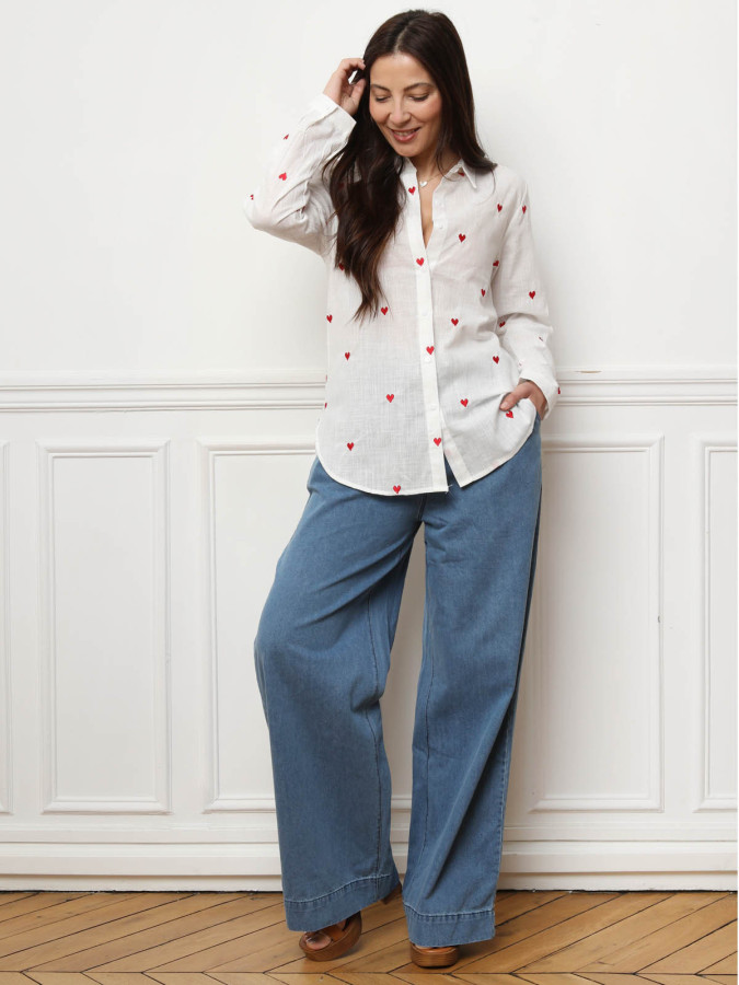 Chemise texturée à petits cœurs brodés rouges