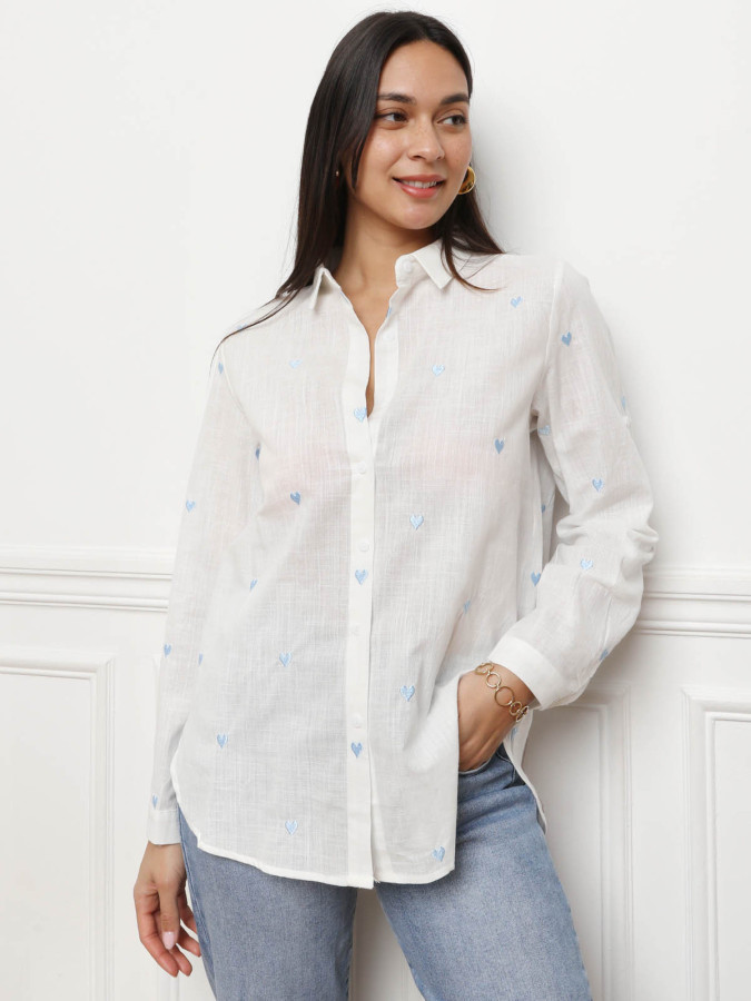 Chemise texturée à petits cœurs brodés bleus