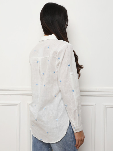 Chemise texturée à petits cœurs brodés bleus