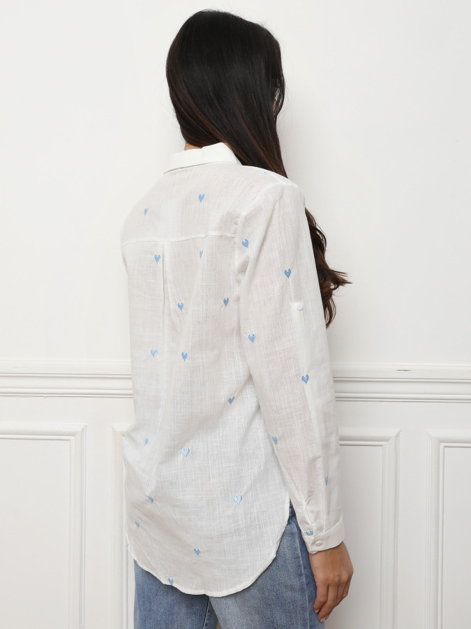 Chemise texturée à petits cœurs brodés bleus