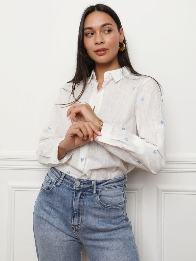 Chemise texturée à petits cœurs brodés bleus
