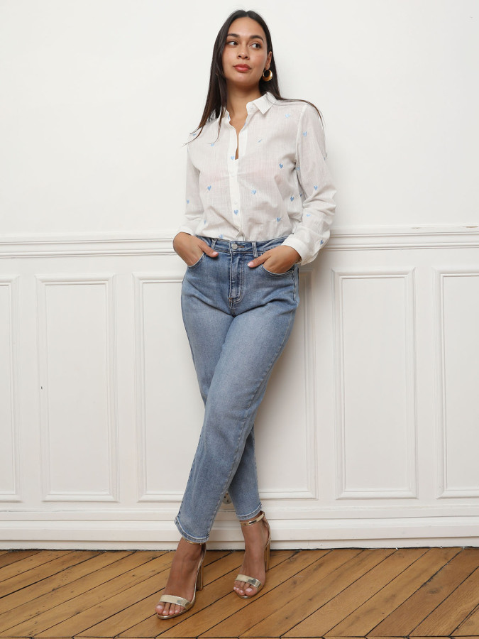 Chemise texturée à petits cœurs brodés bleus
