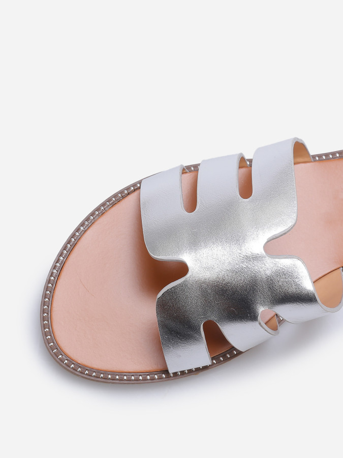 Mules plates à bride ajourée et clous