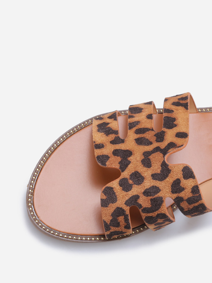 Mules plates à bride ajourée et clous