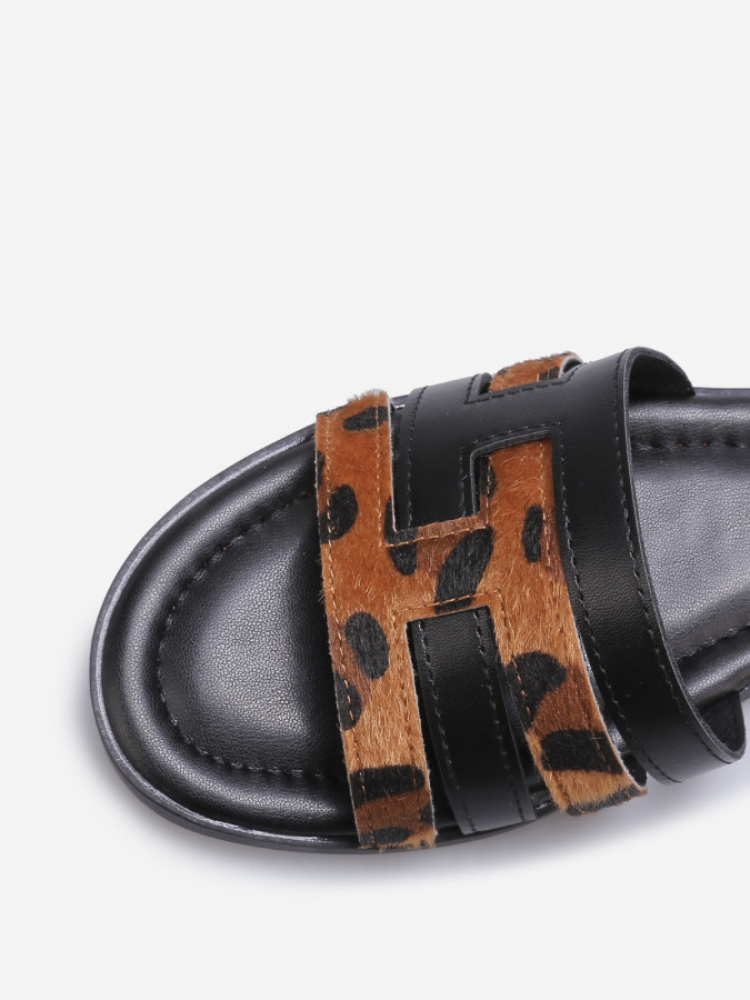 Mules noires à brides imbriquées et léopard