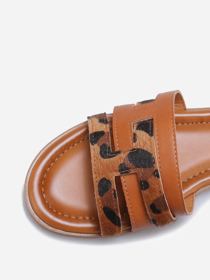 Mules camel à brides imbriquées et léopard