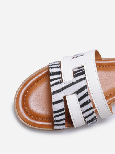 Mules blanches à brides imbriquées et zèbre