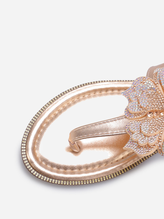 Sandales dorées roses avec détail papillon à strass